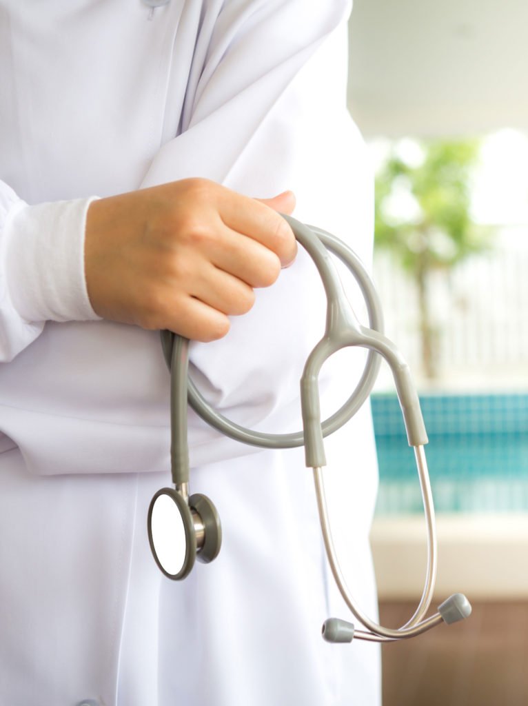 Médico com um estetoscopio